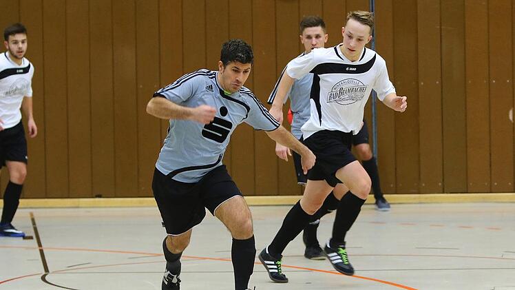Am Ball der Kronacher Alper Yürük, rechts der Hofer Felix Langer. Foto: Monika Limmer