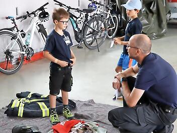 Kreisbrandinspektor Thilo Kraus wollte den Unterschied von Stra&szlig;en- zu Feuerwehrkleidung genau wissen.