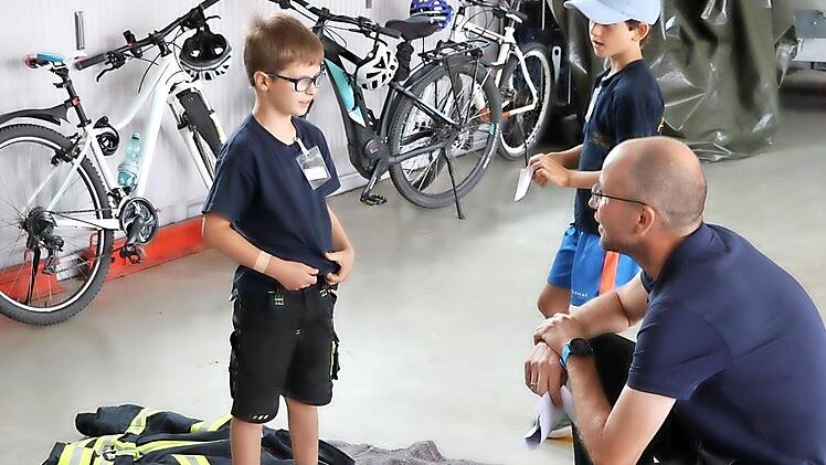 Kreisbrandinspektor Thilo Kraus wollte den Unterschied von Stra&szlig;en- zu Feuerwehrkleidung genau wissen.