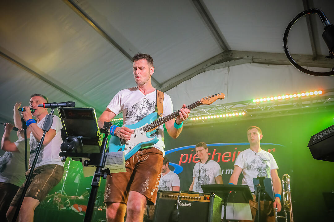 Samstagsparty im Festzelt!