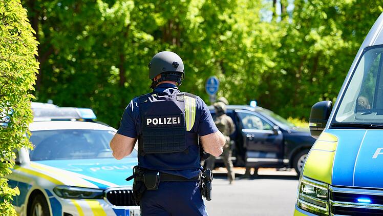 Person mit Waffe versetzt Schule in Panik - SEK durchsucht Gebäude