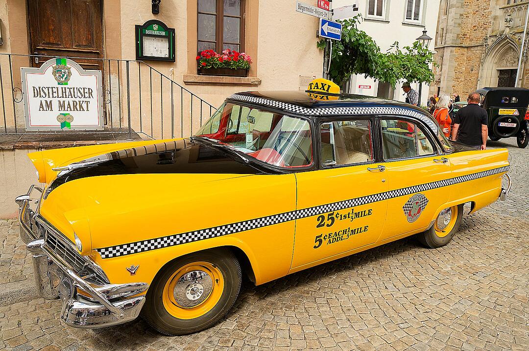 Historische Automobile und Motorräder
