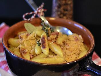 Apfelstücke im Sauerkraut sorgen für eine milde Note und passen perfekt zu Schupfnudeln und Speck.