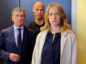 Versatzst&uuml;ck-Thriller "Kalt ist die Angst": Claire (Caroline Peters) glaubt, dass der Tod ihres Mannes kein nat&uuml;rlicher war. Dessen Chef (Rudolf Kowalski, links) und Mitarbeiter (Christoph Maria Herbst) wiegeln dem Genre gem&auml;&szlig; ab.