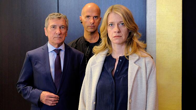 Versatzst&uuml;ck-Thriller "Kalt ist die Angst": Claire (Caroline Peters) glaubt, dass der Tod ihres Mannes kein nat&uuml;rlicher war. Dessen Chef (Rudolf Kowalski, links) und Mitarbeiter (Christoph Maria Herbst) wiegeln dem Genre gem&auml;&szlig; ab.