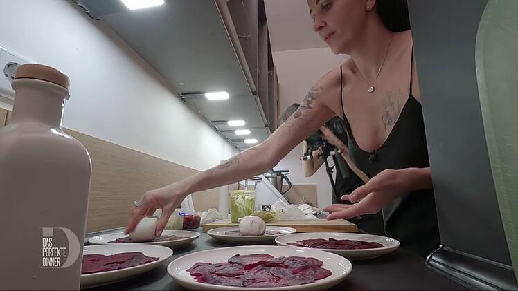 Als Vorspeise serviert Stasya gekochte Rote Bete und Burrata - bewusst ohne Gew&uuml;rze.