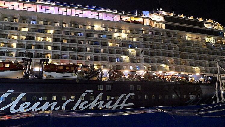 Kreuzfahrtschiff st&ouml;&szlig;t mit Containerschiff zusammen