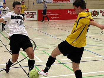 Philipp Schlarb (FVgg Bayern Kitzingen, links) und der Rimparer Florian Spies (rechts) streiten sich um die Filzkugel. Foto: Thomas