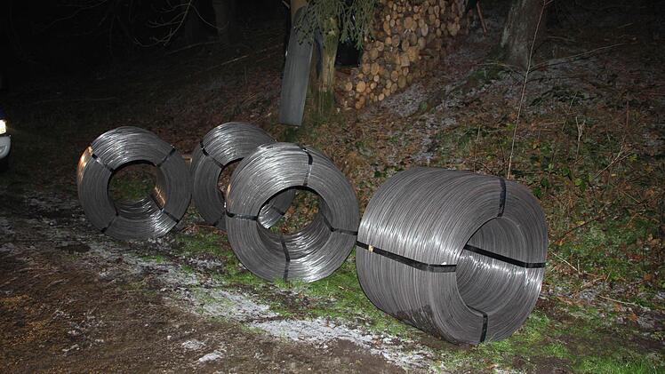 Die Stahlrollen wurden neben der Straße abgelagert. Foto: Friedwald Schedel