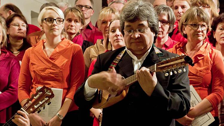 Gemeinsam mit der peruanischen Instrumentalgruppe "Indoamerika Perumanta" führte der Chor "Unerhört" Musik von Ariel Ramirez in der Coburger Heilig-Kreuz-Kirche auf.Foto: Jochen Berger
