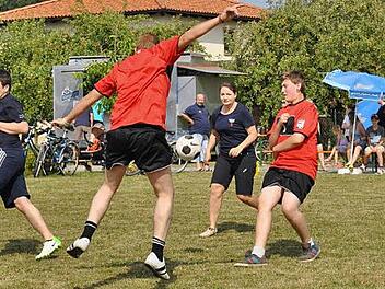 Ein sehr faires Freundschaftsspiel bestritten die Spielerinnen und Spieler der Maintalkicker gegen den Patenverein vom KC Nurn. Fotos: Ingrid Kohles
