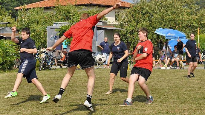 Ein sehr faires Freundschaftsspiel bestritten die Spielerinnen und Spieler der Maintalkicker gegen den Patenverein vom KC Nurn. Fotos: Ingrid Kohles