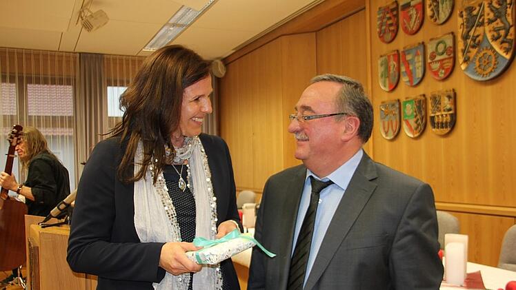 Kerstin Zapf nimmt die Glückwünsche des Personalratsvorsitzenden Reinhard Horn entgegen. Foto: Veronika Schadeck