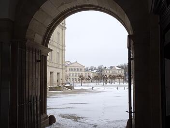 Der Winter ist zurück in Coburg: Blick von Schloss Ehrenburg Richtung Schlossplatz und Landestheater.Foto: Jochen Berger