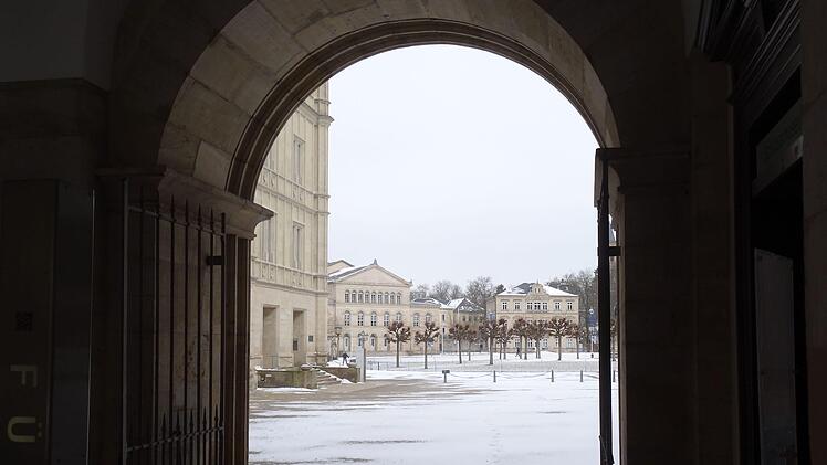 Der Winter ist zurück in Coburg: Blick von Schloss Ehrenburg Richtung Schlossplatz und Landestheater.Foto: Jochen Berger