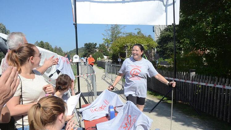 Die Vorsitzende Martina Stauch geht stets mit gutem Beispiel voran. Hier wird sie beim Zieleinlauf nach dem Nordic-Walking-Lauf mit Beifall angefeuert.