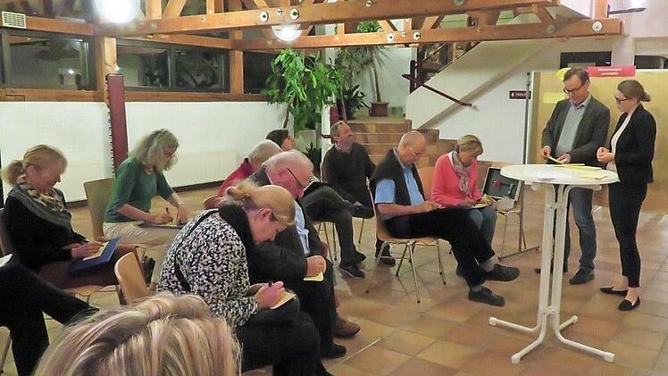 Viele Anregungen sammelten Matthias Fleischhauer und Lena Beyrich beim Arbeitskreis "Öffentlicher Raum und Mobilität". Fotos: Monika Schütz