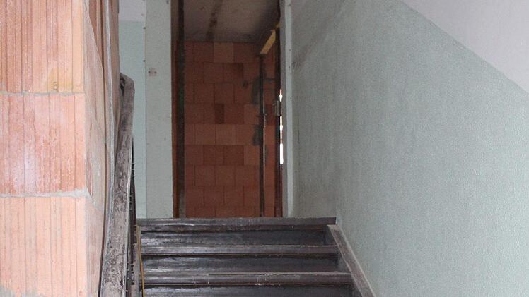 Die Treppe in den ersten Stock lässt erahnen, wie alt das Gebäude ist. Julia Raab
