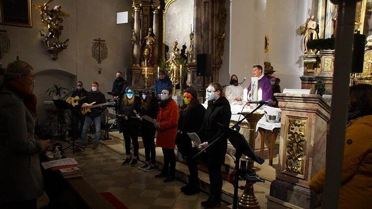 Auch während des Gottesdienstes trugen die Oberminis unter ihrer Maske beim Anspiel noch die Schutzmaske.