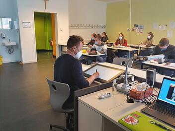 Kleine Gruppen, Abstand, Maske - so sieht der Unterricht der Q12 am Markgraf-Georg-Friedrich-Gymnasium aus. Foto: Christine Fischer