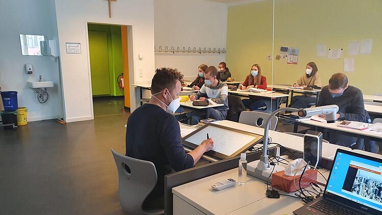 Kleine Gruppen, Abstand, Maske - so sieht der Unterricht der Q12 am Markgraf-Georg-Friedrich-Gymnasium aus. Foto: Christine Fischer