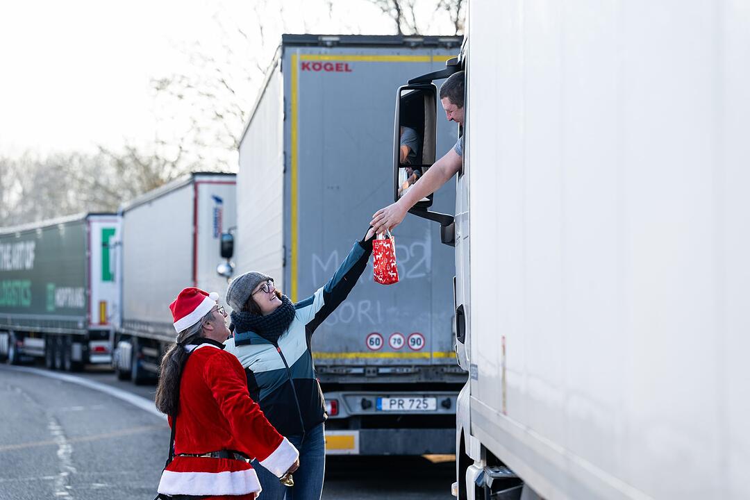 Weihnachtsaktion f&uuml;r Fernfahrer entlang der Autobahn A5