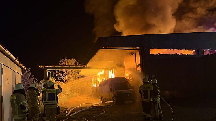 Lichtenfels: Gro&szlig;brand schockt Anwohner und Mitarbeiter - "be&auml;ngstigend"