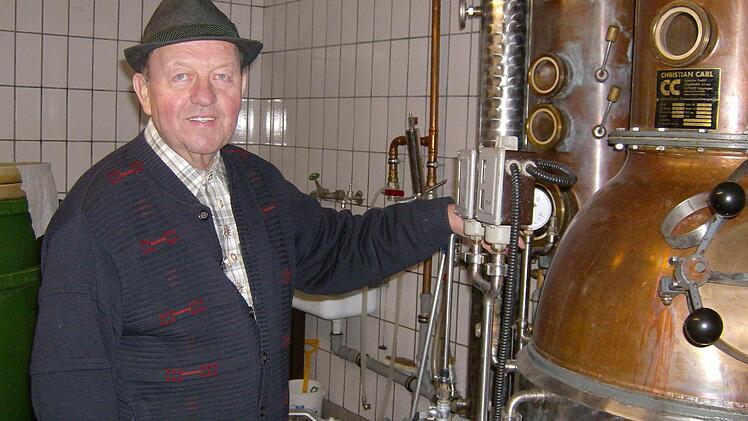 Altbürgermeister Erwin Zeiß  verwandelt  Obst  zu Schnaps. Foto: Petra Malbrich