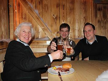 Luitgard Mölter (links) stößt bei der Eröffnungsfeier in der Alm mit (von rechts) Martin Panzer und Markus Stöckert an. Foto: Corinna Igler