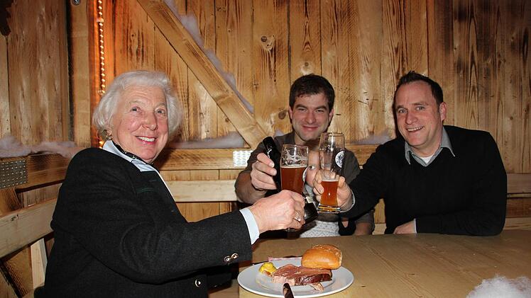 Luitgard Mölter (links) stößt bei der Eröffnungsfeier in der Alm mit (von rechts) Martin Panzer und Markus Stöckert an. Foto: Corinna Igler