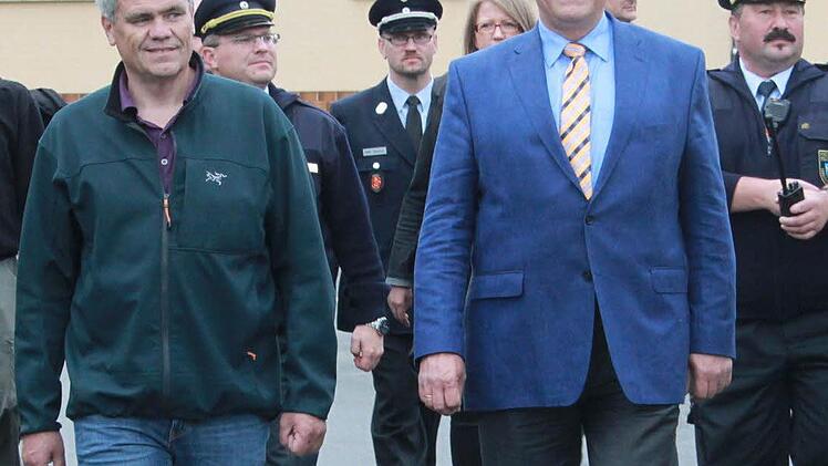 Bürgermeister Bernhard Storath (links) holte den Minister vom Hubschrauberlandeplatz am Dorfgemeinschaftshaus ab.