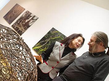 Angelika Summa ist begeistert vom Werkstoff Metall. Ihr Ehemann Wolf-Dietrich Weissbach hingegen fühlt sich hinter der Kamera am wohlsten.   Fotos: Marco Meißner