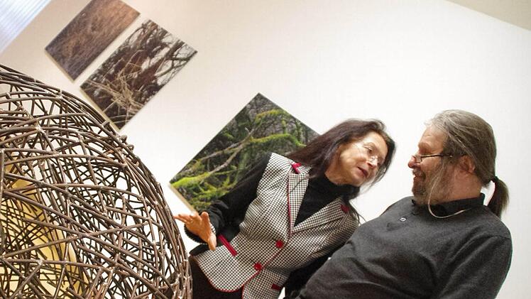 Angelika Summa ist begeistert vom Werkstoff Metall. Ihr Ehemann Wolf-Dietrich Weissbach hingegen fühlt sich hinter der Kamera am wohlsten.   Fotos: Marco Meißner