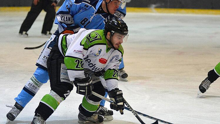 Für HEC-Stürmer Daniel Tratz - hier in der Vorrunde gegen Lindaus Jiri Mikesz - ist die Saison gelaufen. Der 25-Jährige zog sich beim Spiel in Waldkraiburg eine schwere Knieverletzung zu. Foto: Picturedreams