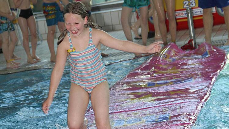 Übers Wasser laufen macht sichtlich Spaß, dass dafür sogar Anstehen in Kauf genommen wird.