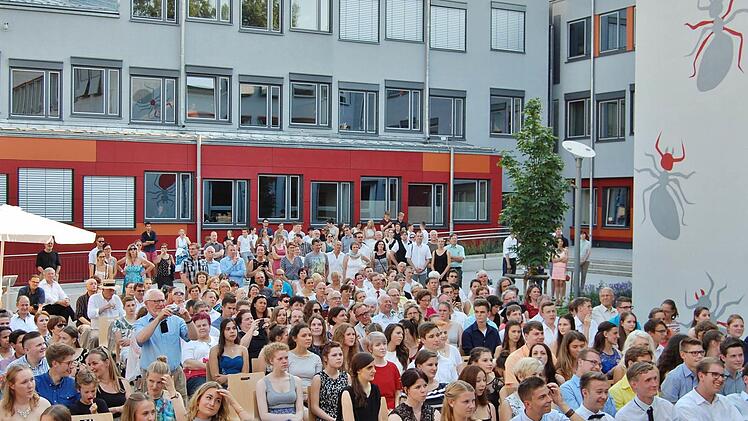 Verabschiedung der Abiturienten in Bad Kissingen  Foto: Sigismund von Dobschütz