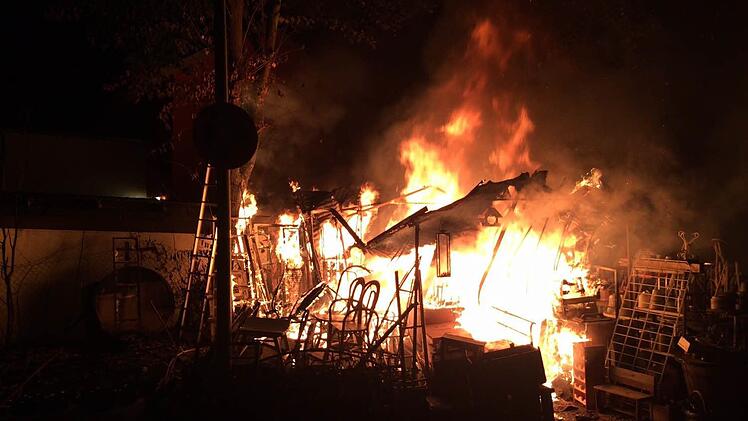 Beim Brand von Möbeln, die im freien auf dem Gelände eines Gewerbetreibenden in Ahorn gelagert waren, entstand erheblicher Sachschaden. Foto: Gemeinde Ahorn