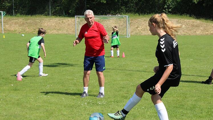 Aimee Wagner (rechts) passt den Ball in dieser Übung zum nächsten Anspielpartner, danach muss sie sich freilaufen, um selbst anspielbereit zu sein. Klaus Fischer (Mitte) gibt Tipps. Fotos: Pia Schmitt