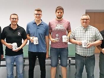 Die Siegerehrung nahm Bürgermeister Bernd Rebhan (links) vor. Rechts daneben: Christian Wagner, Maximilian Wenicker, Fabian Murrmann, Vorsitzender Thomas Feick und Helmut Schmidt  Foto: Hans Franz