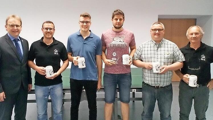 Die Siegerehrung nahm Bürgermeister Bernd Rebhan (links) vor. Rechts daneben: Christian Wagner, Maximilian Wenicker, Fabian Murrmann, Vorsitzender Thomas Feick und Helmut Schmidt  Foto: Hans Franz