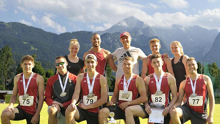 Die Turnerschaft Herzogenaurach um Trainer Peter Müller (hinte Mitte) gewann vor der Alpenkulisse in Garmisch-Partenkirchen bei den bayerischen Mehrkampfmeisterschaften sieben Medaillen.