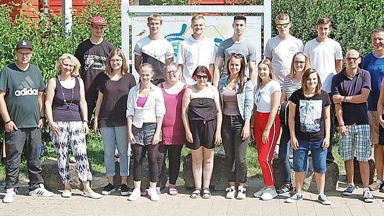 Maren Wala (2. v. l.) und Lutz Tamaschke (2. v. r.) begleiteten das Projekt. Foto: Johannes Salomon
