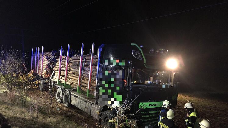 Ein Lkw, der mit Holzstämmen beladen war, durchbrach am Samstagabend im Kreis Fürth die Leiplanke. Foto: NEWS5 / Schmelzer