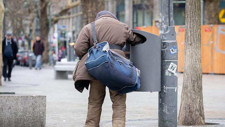 Studie zur Armut in Deutschland: Nürnberg ist bayernweit die Stadt mit der höchsten Quote an Sozialhilfeempfängern. Symbolfoto: Kay Nietfeld/dpa