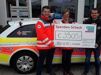 Einen symbolischen Scheck überreichte Sebastian Gensichen (rechts) an Sandra und Josef Schuhmann. Mit 3500 Euro unterstützt Hanse Haus die Helfer vor Ort. Foto: Rolf Pralle