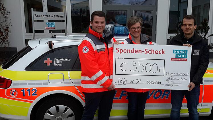 Einen symbolischen Scheck überreichte Sebastian Gensichen (rechts) an Sandra und Josef Schuhmann. Mit 3500 Euro unterstützt Hanse Haus die Helfer vor Ort. Foto: Rolf Pralle
