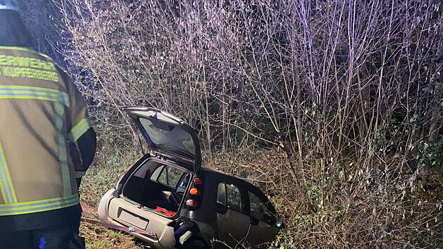 Fahrer (46) fliegt aus der Rechtskurve - Auto landet in Stra&szlig;engraben