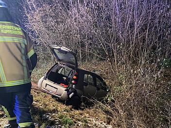 Fahrer (46) fliegt aus der Rechtskurve - Auto landet in Stra&szlig;engraben
