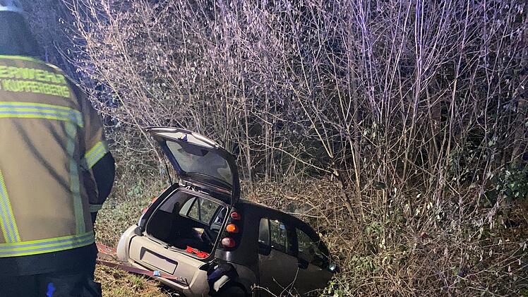 Fahrer (46) fliegt aus der Rechtskurve - Auto landet in Stra&szlig;engraben