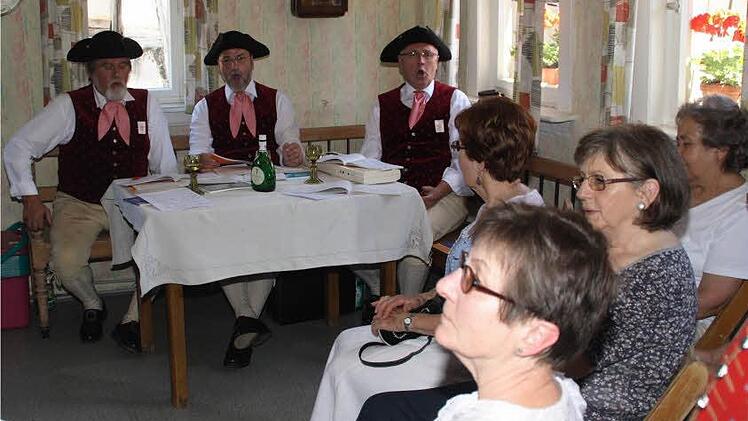 Acappella sangen die Pfarrgasssänger - traditionell in der guten Stube des Kleinbauernhofes Hahn.  Fotos: G. Bauer
